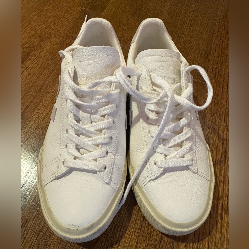 Veja Campos White Leather Women’s  Sneakers. Like New Worn Twice!